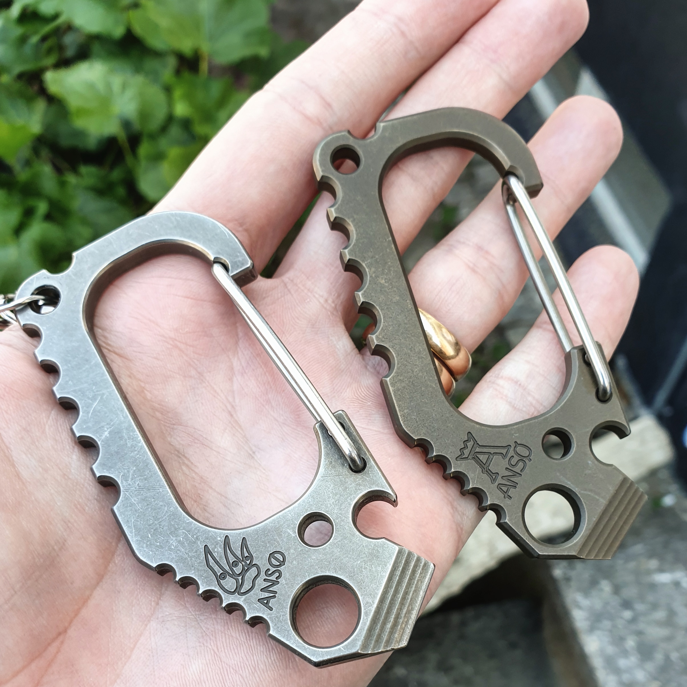 EDCbloggen.se
Två Ansö V3 Carabiner med gamla respektive nya Ansölogotypen
Bild - Slims.se