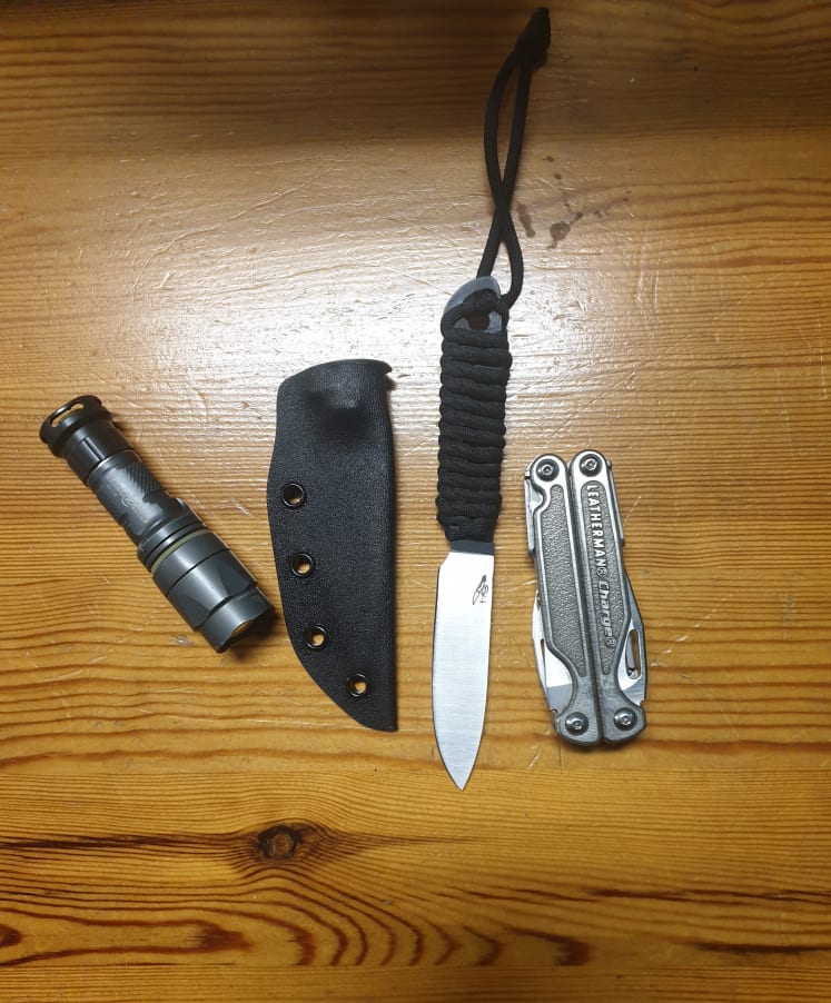 Ficklampa, Seveds egentillverkade EDC-kniv och en Leatherman Charge!