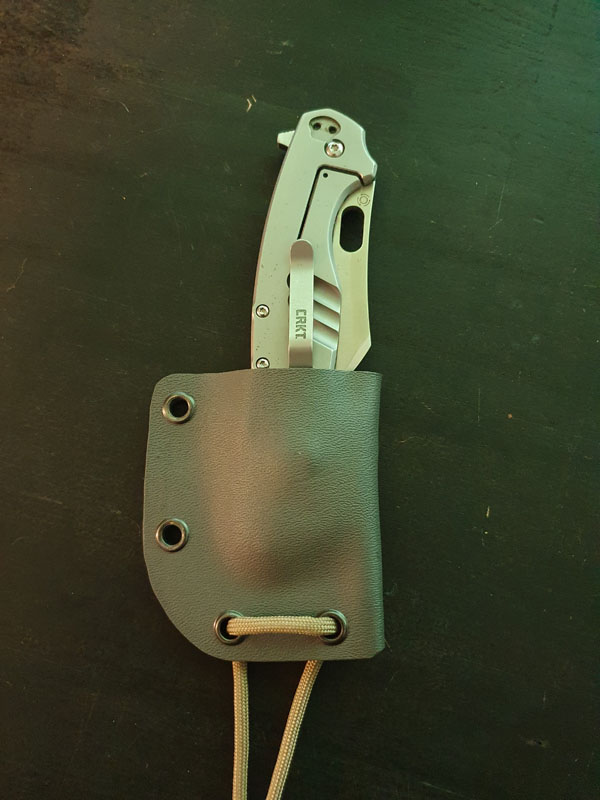 Kydexfodral för att kunna bära en CRKT-fällkniv som en neck knife!
Bild: Kenneth Hansen
