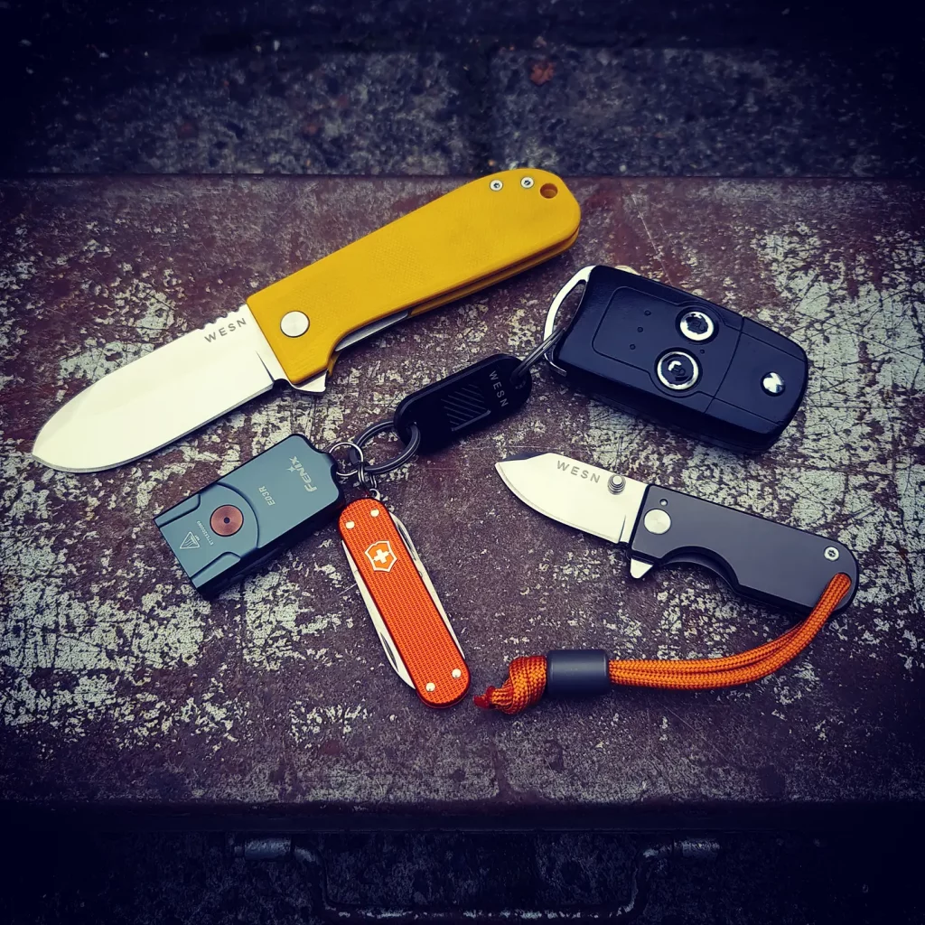 WESN Allman, WESN QR och WESN Microblade 2.0 ihop med Fenix E03R och Victorinox Classic Alox Tiger Orange!
Bild: Slims.se