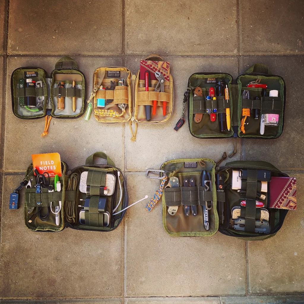 Maxpedition Organizers öppnade med diverse EDC.