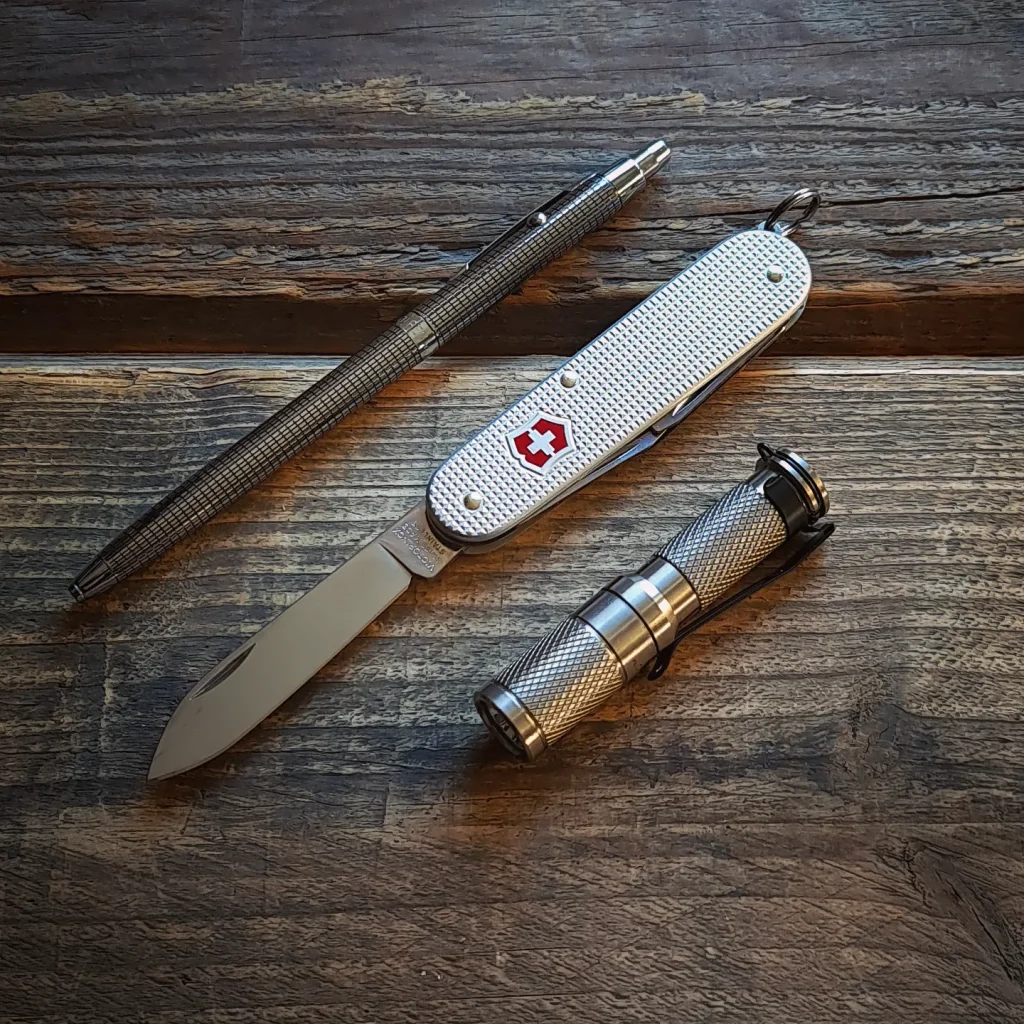 Victorinox Alox Cadet Maratac AAA Titan Space Pen Shuttle EDC Dump Bild: Slims.se