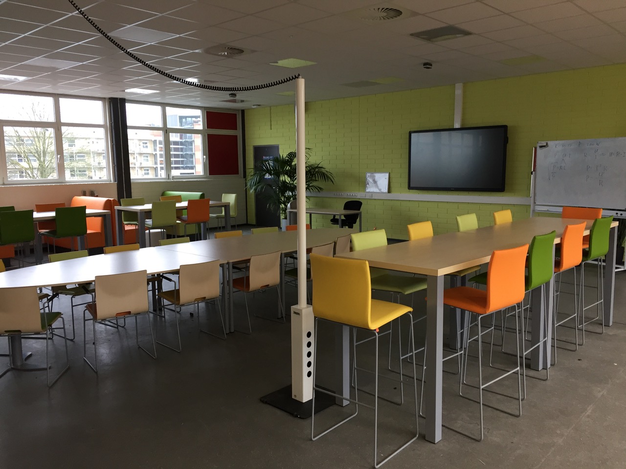 Afwijzen Flipper Mooi Flexibele Laptopzuil Plafond - Stroomoplossingen onderwijs BYOD