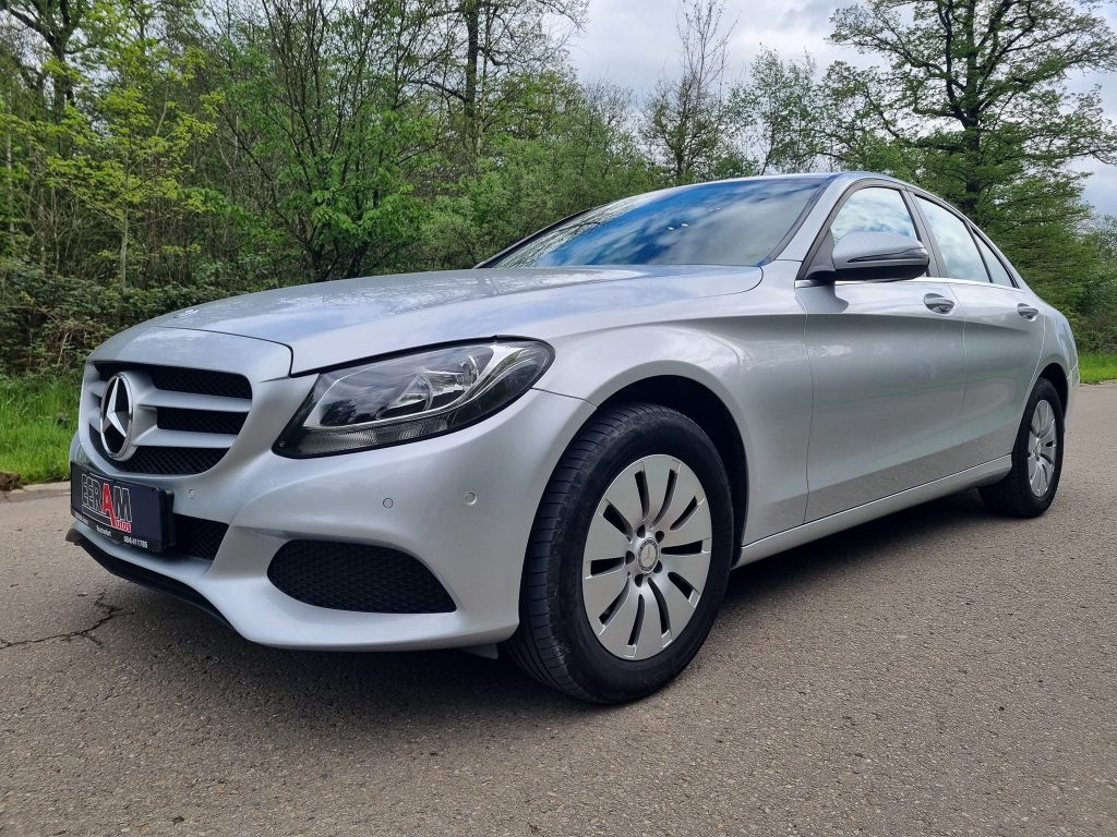 L’achat d’un utilitaire Mercedes d’occasion en Belgique peut être une excellente décision pour les professionnels à la recherche d’un véhicule fiable, robuste et pratique. Voici les principaux points à prendre en compte lors de l’achat d’une Mercedes Benz utilitaire d’occasion en Belgique.