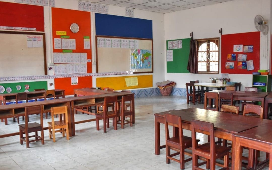 ກໍາລັງຊອກຫາຜູ້ຊ່ວຍໃນໂຮງຮຽນທີ່ເວົ້າພາສາຝຣັ່ງຫຼືພາສາອັງກິດໄດ້