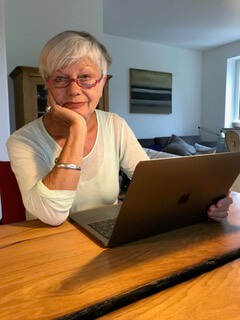 Ulrike vor aufgeklapptem Laptop. Foto: Anne Bauer