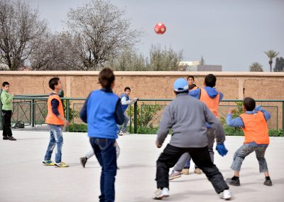 Centre Fiers et Forts voetballende kinderen