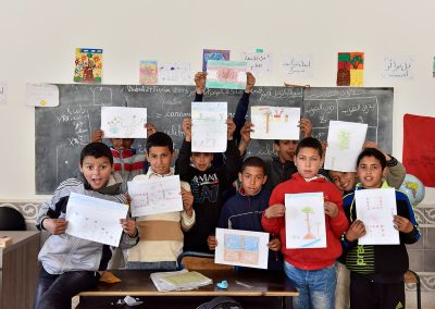 Centre Fiers et Forts studerende kinderen tonen zelfgemaakte tekeningen