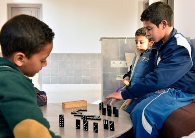 Centre Fiers et Forts studerende kinderen spelen domino