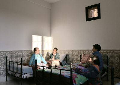 Centre Fiers et Forts kinderen praten in slaapkamer