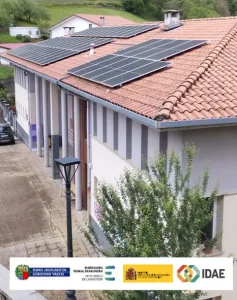 Instalación fotovltaica autoconsumo colectivo en la cubierta de la Ikastola San Martin en Errezil con paneles solares