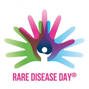 Logo des Tag der seltenen Erkrankungen. Das Logo sind stilisierte Hände in verschiedenen Farben mit gespreizten Fingern und in der Mitte eine Stilisierte Person in weiß. Darunter steht auf Englisch: Rare Disease Day.