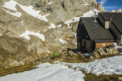 Disfrutando de las comodidades del refugio