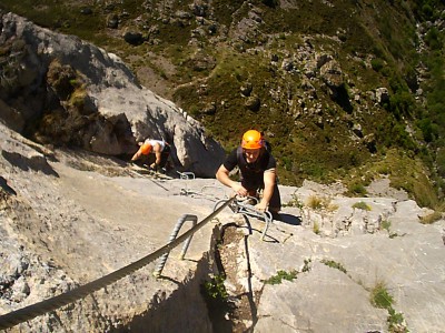 Llegando al final del muro central. Excelente roca.