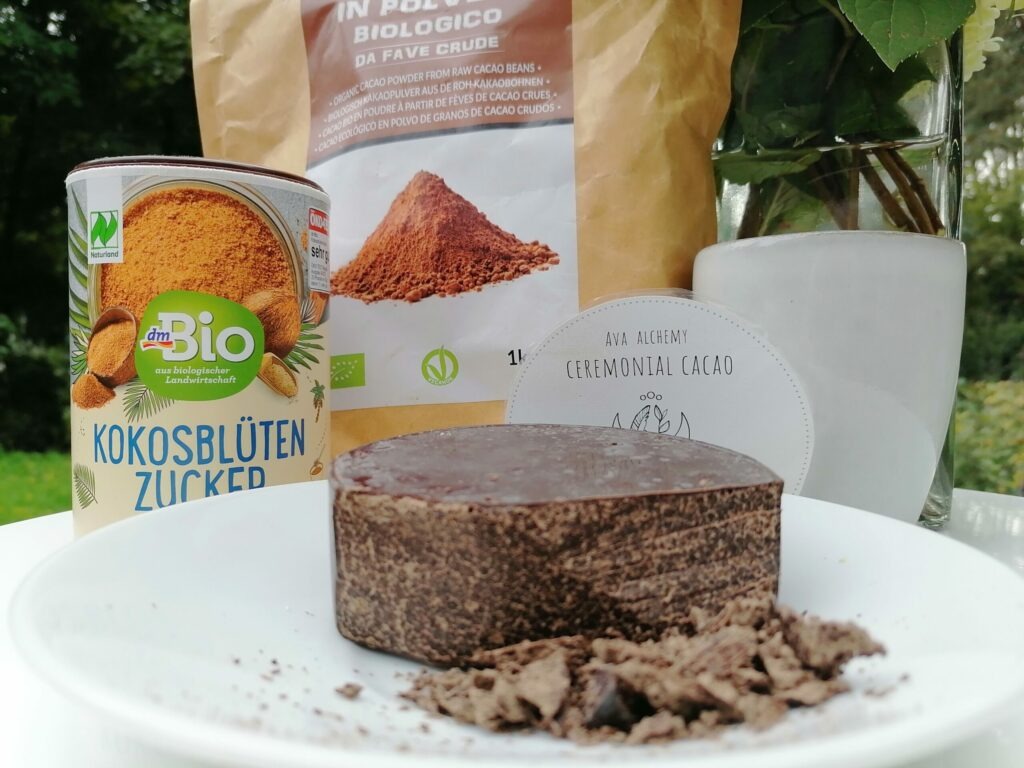 Kakao Zeremonie mit zeremoniellem Cacao und Rohkakao Pulver 