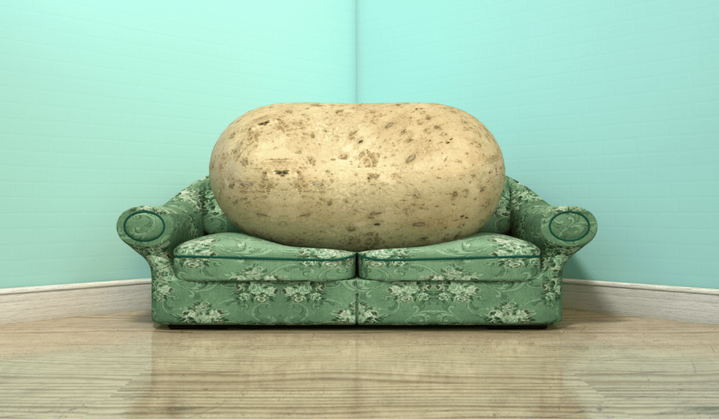 Eine Couch Potatoe, eine Kartoffel auf dem Sofa. Gekrümmte Haltung auf der Couch ist schlecht für die Bauchatmung und begünstigt die Brustatmung.