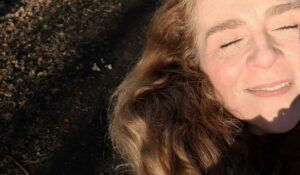 Elena Deppe mit Sonnenstrahlen im Gesicht