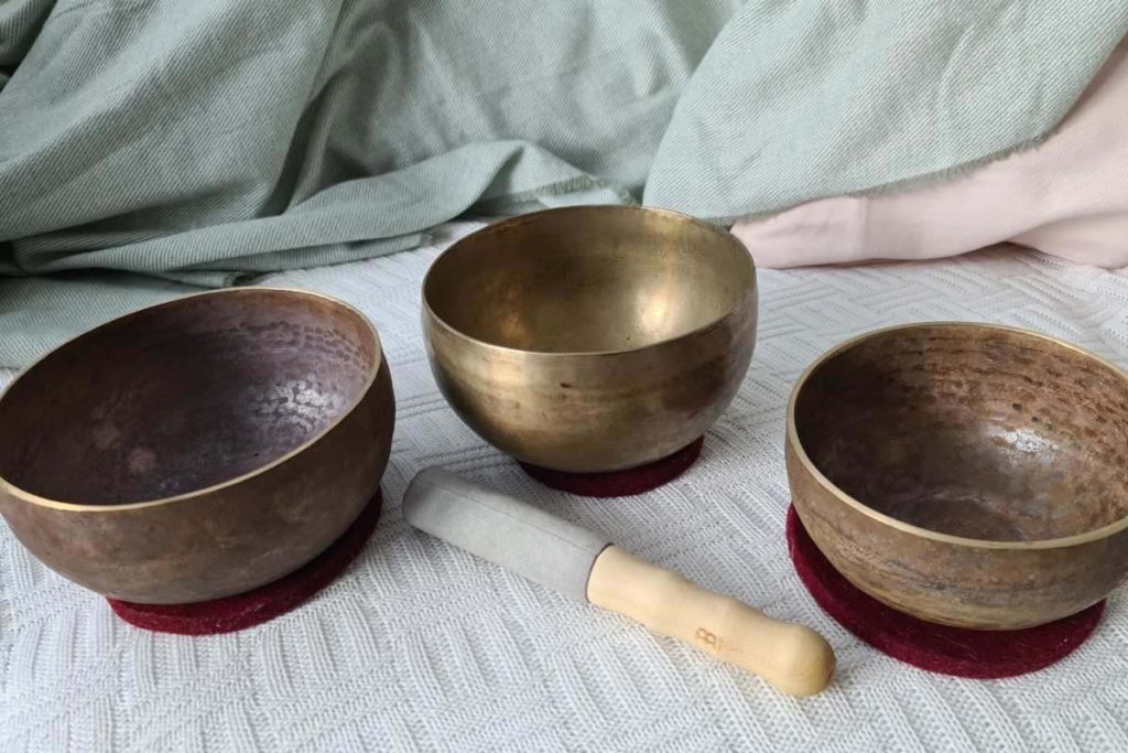 3 kleiner Klangschalen von Meinl - Origin Series Singing Bowls. Sie sind nicht poliert und wirken unbehandelt.