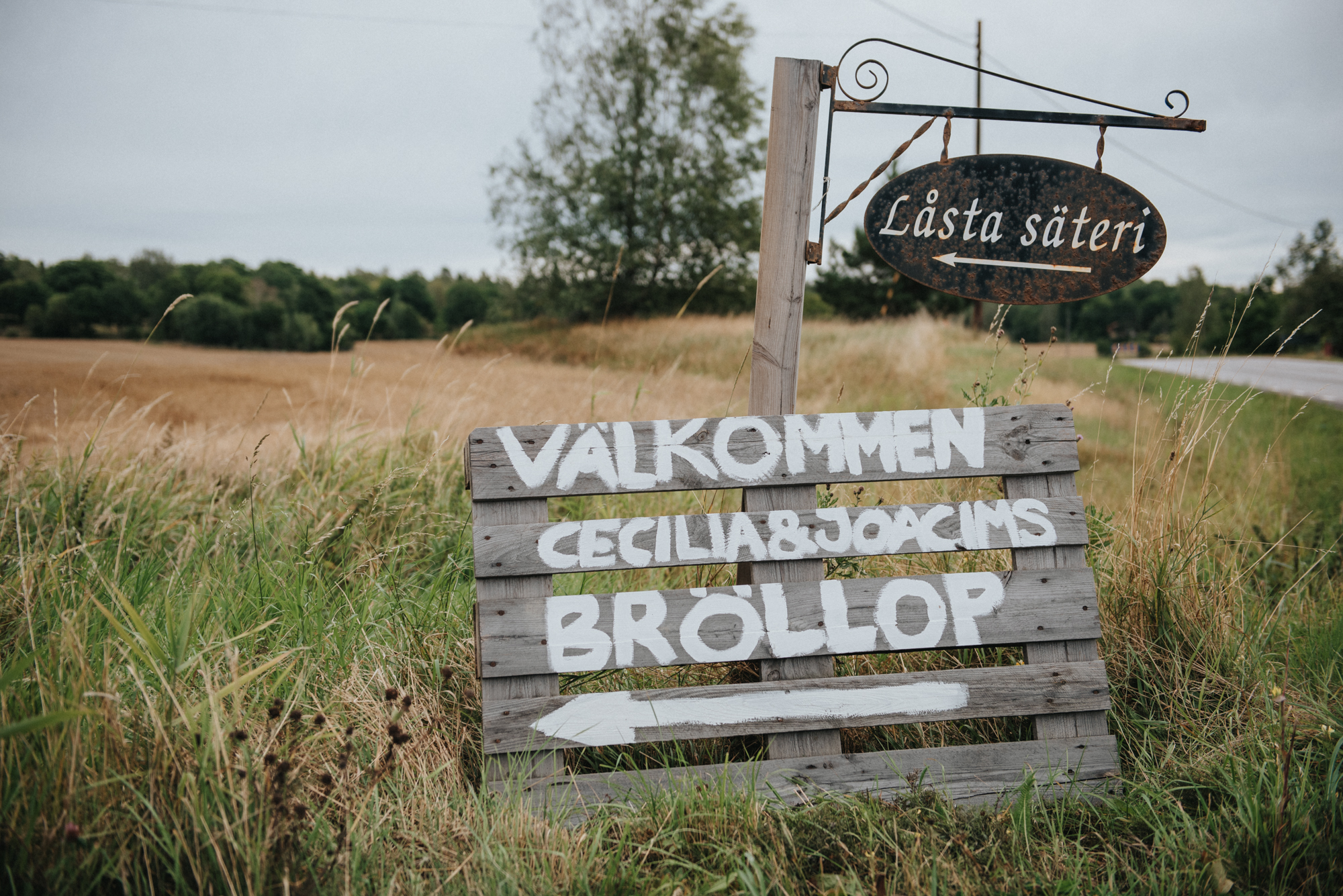 Joacim och Cecilias ladugårdsbröllop på Låsta Säteri i Strängnäs