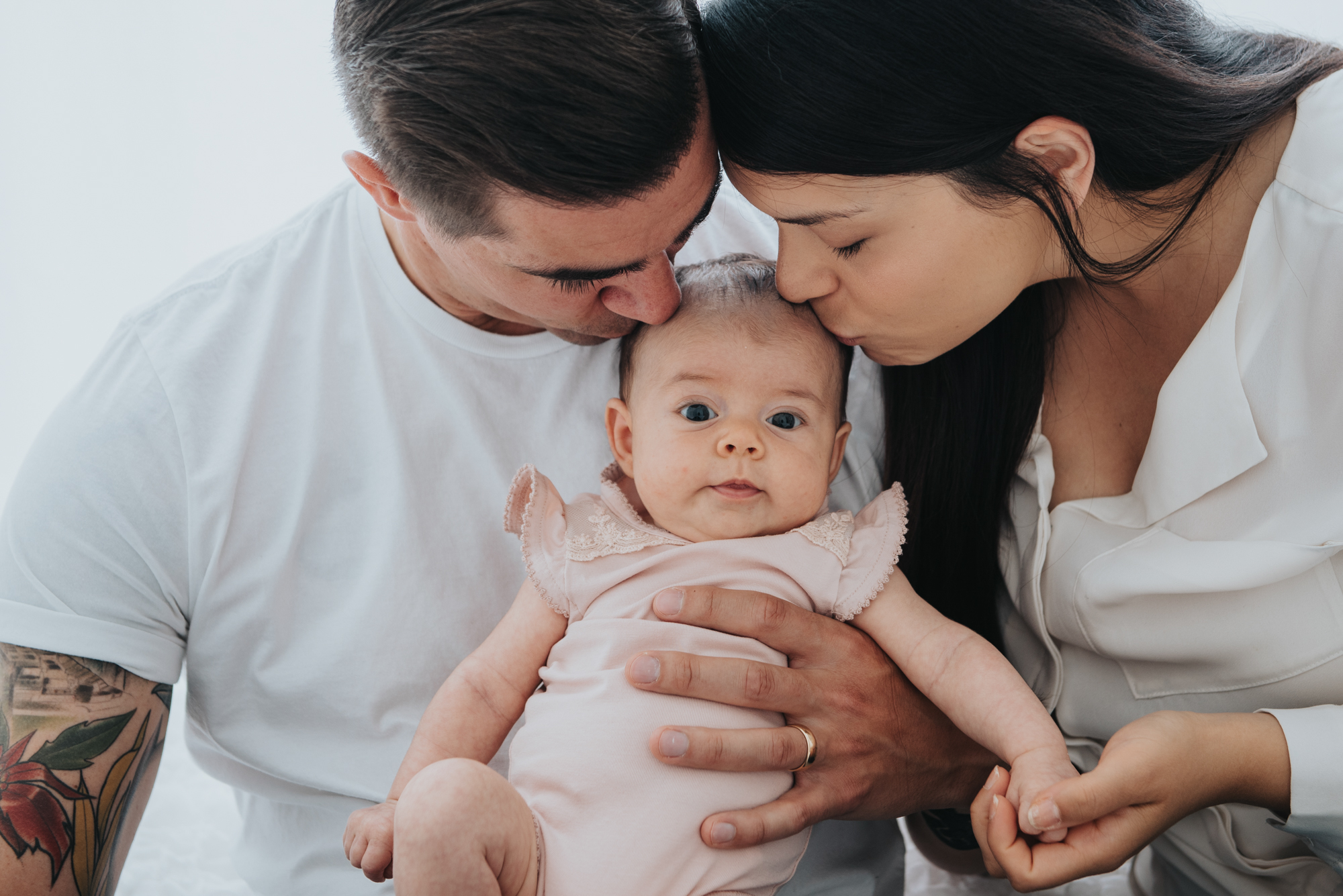 Familjefotografering i studion med Olivia