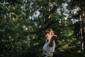 Yoga med Verena i skogen i Tullinge