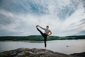 Yoga med Verena i skogen i Tullinge