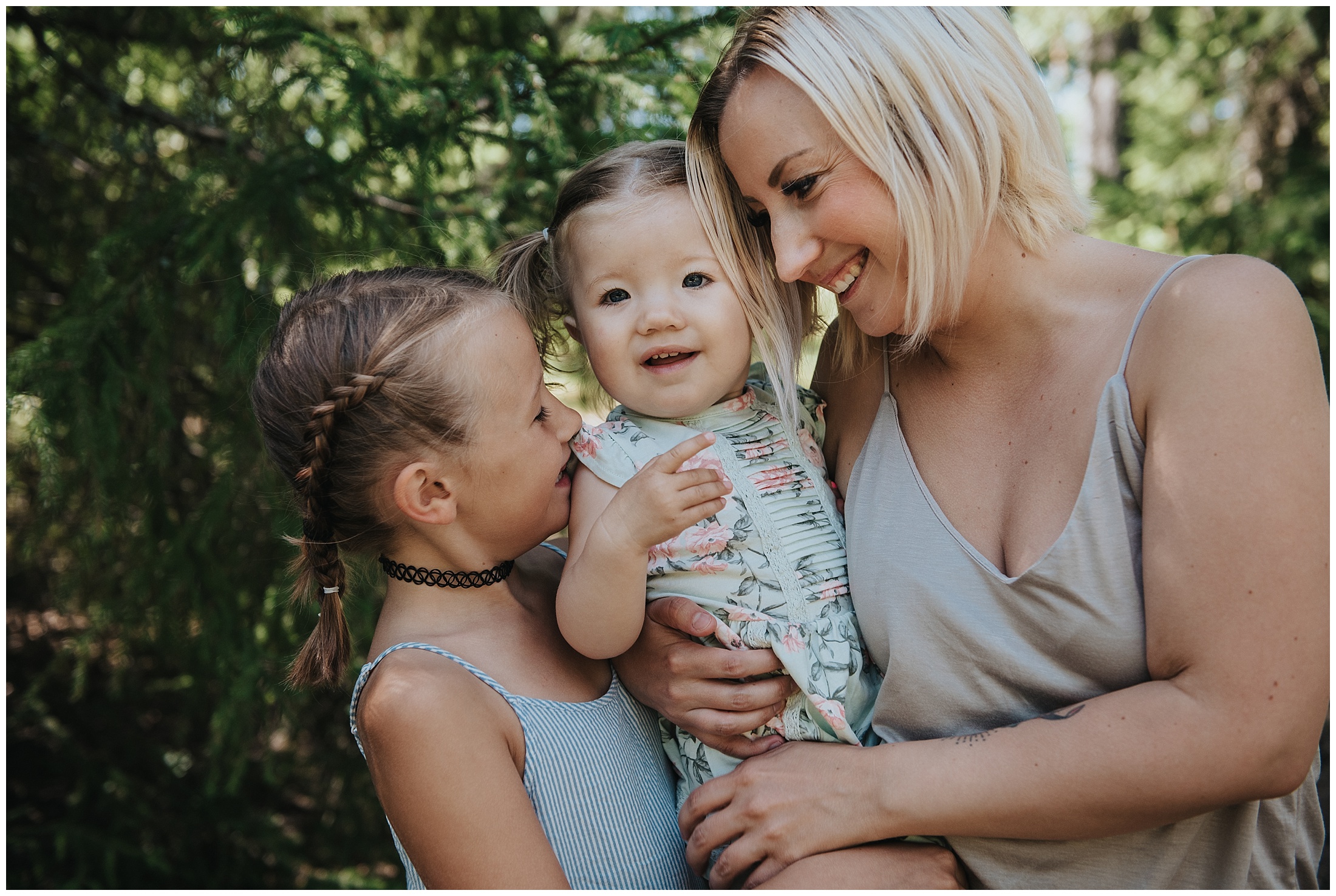 En mysig kram! Mamma kramar sina döttrar på familjefotograferingen