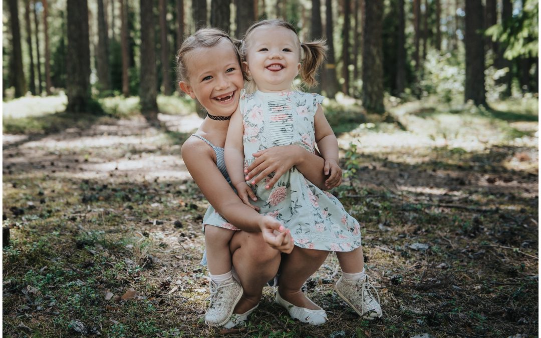 Fotografering med syskon i skogen