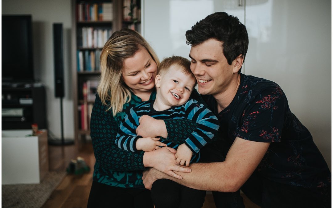 Fotografering hemma hos treåriga Alvin med föräldrar i Tullinge