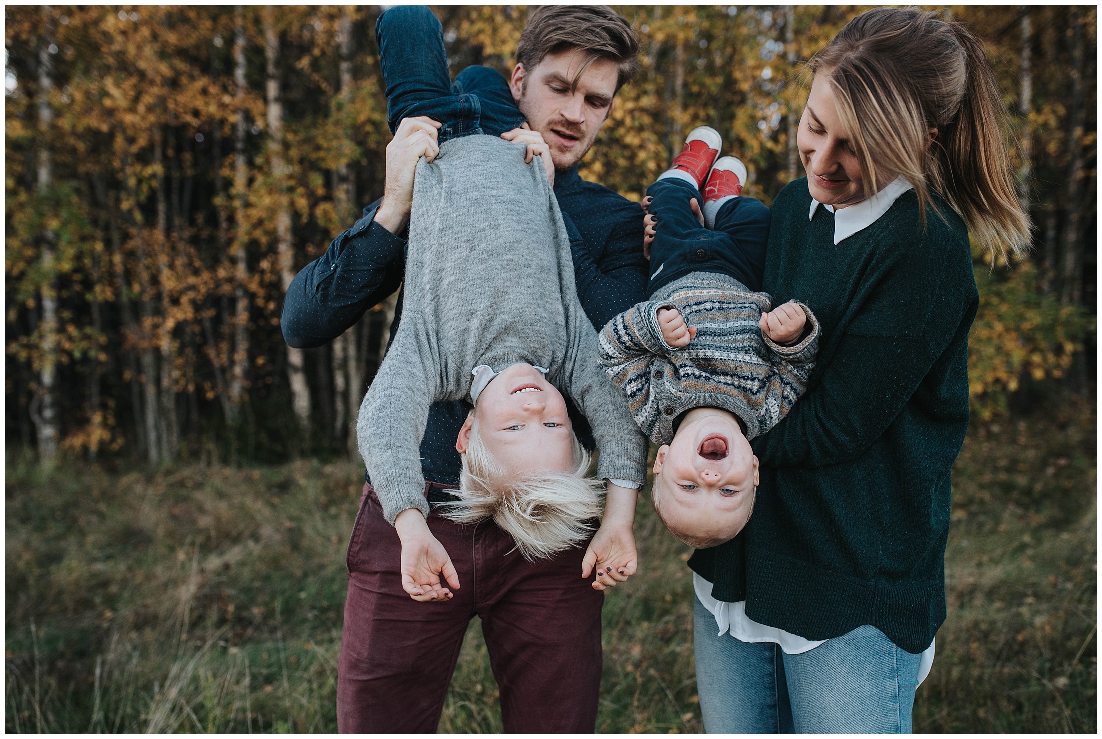 Familjefotografering med bus och skoj i Tullinge