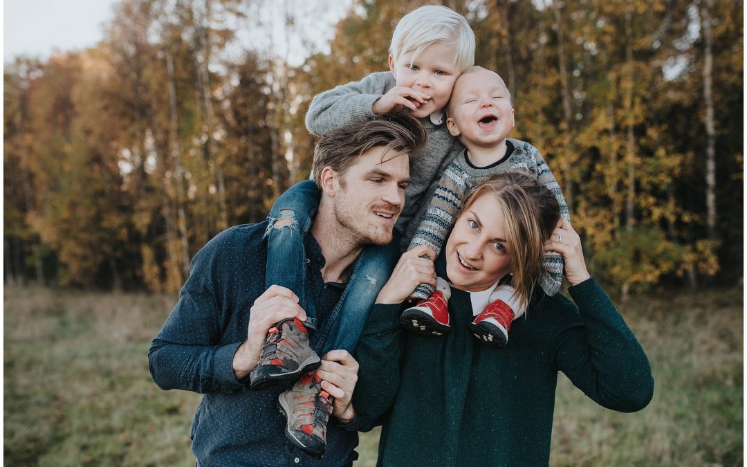 Familjefotografering med bus och skoj i Tullinge