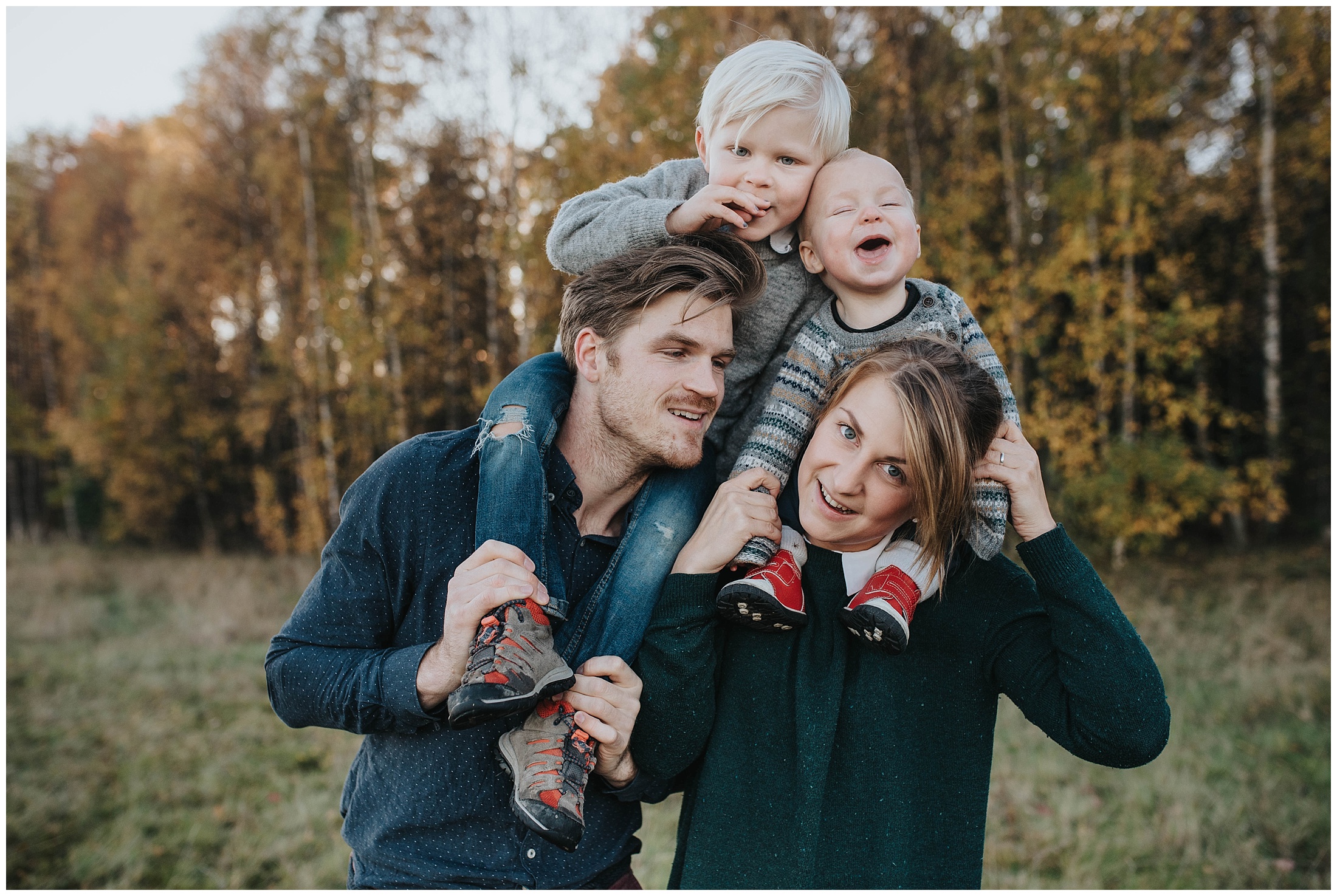 Familjefotografering med bus och skoj i Tullinge