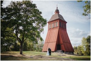 Bröllop vid klocktornet i Länna Kyrka