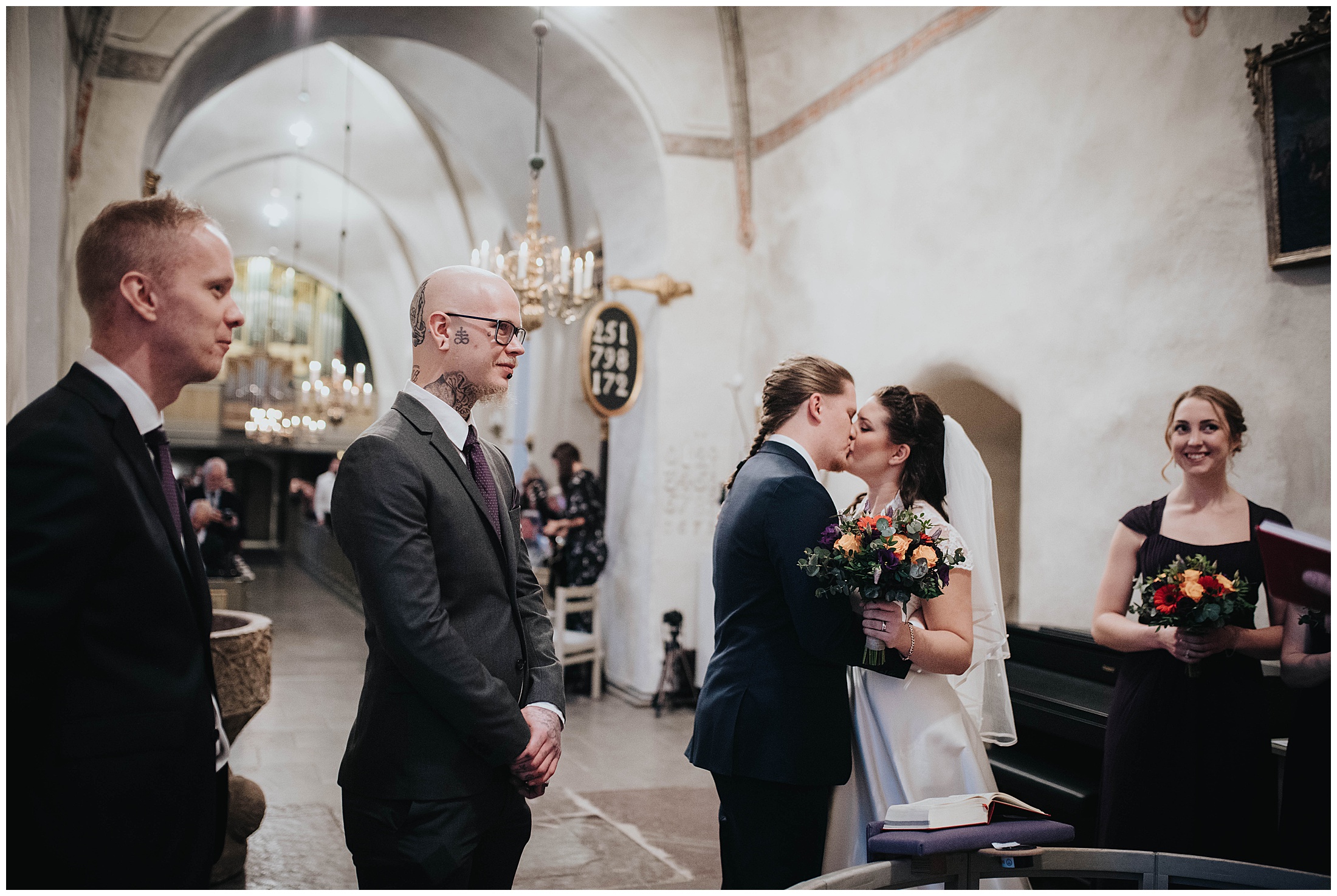 Sara och Christoffers vinterbröllop i Järfälla Kyrka