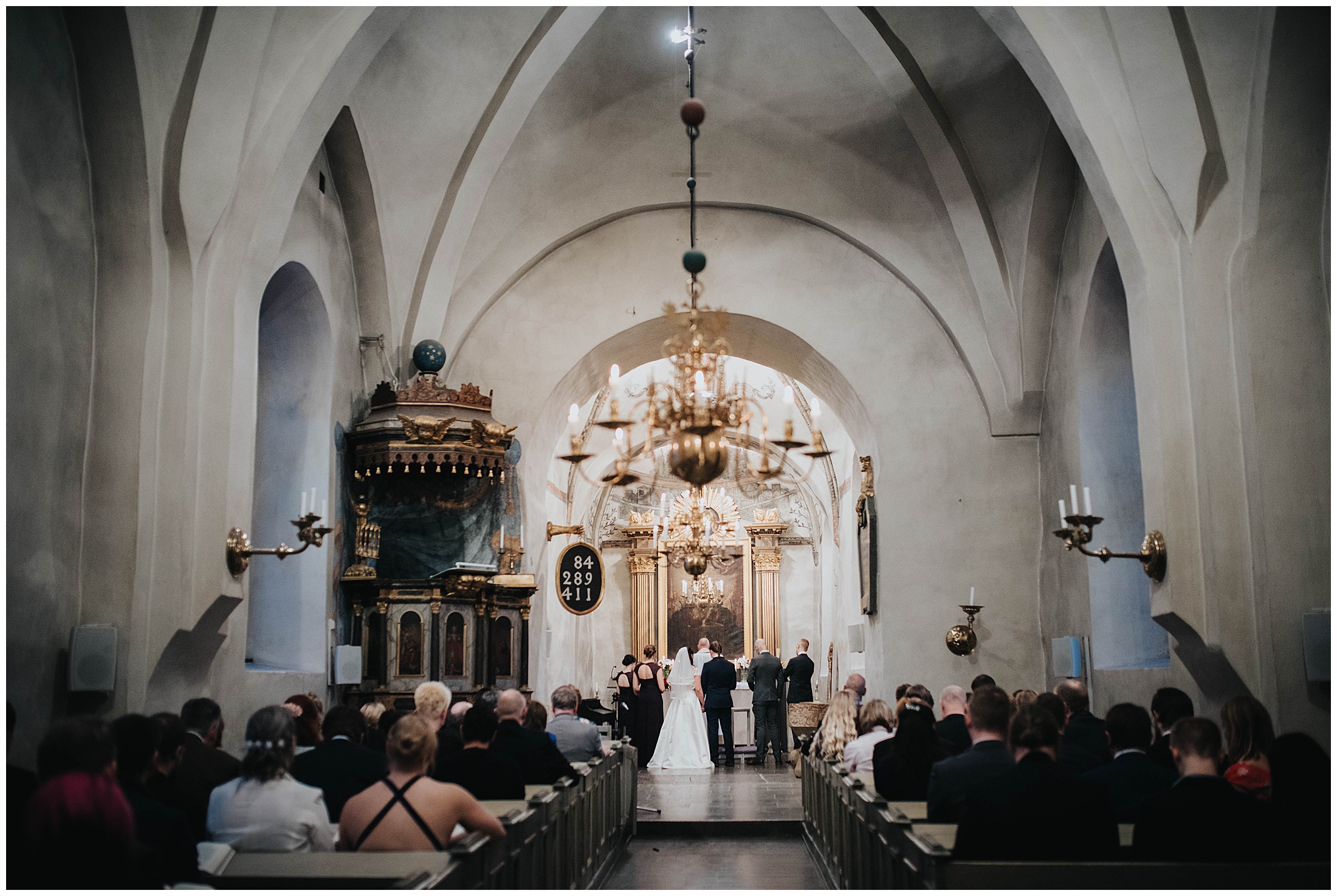 Sara och Christoffers vinterbröllop i Järfälla Kyrka