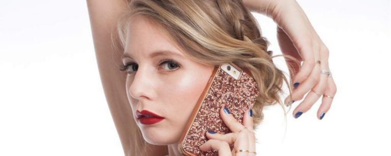 una ragazza col telefonino
