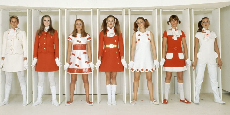modelle indossano abiti di courrege negli anni 60
