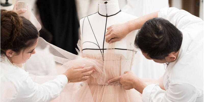 creazione di un abito per natalie portman nell'atelier Dior Haute Couture