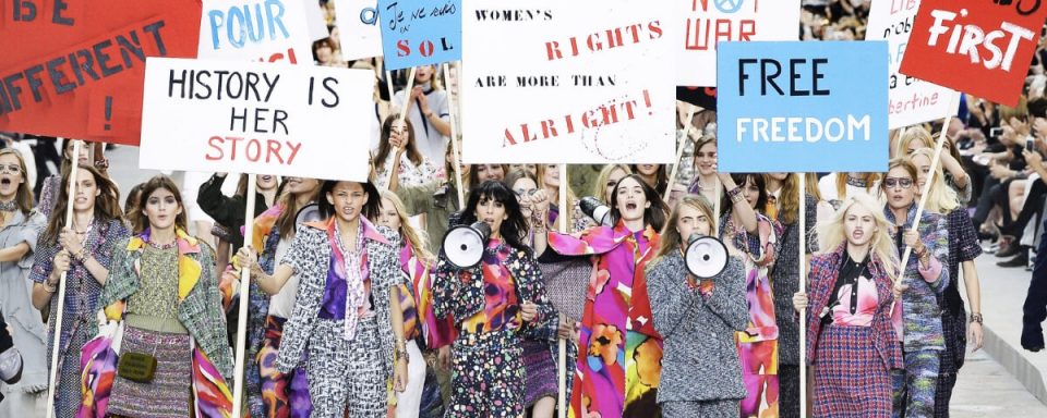 la sfilata di chanel con protesta femminista