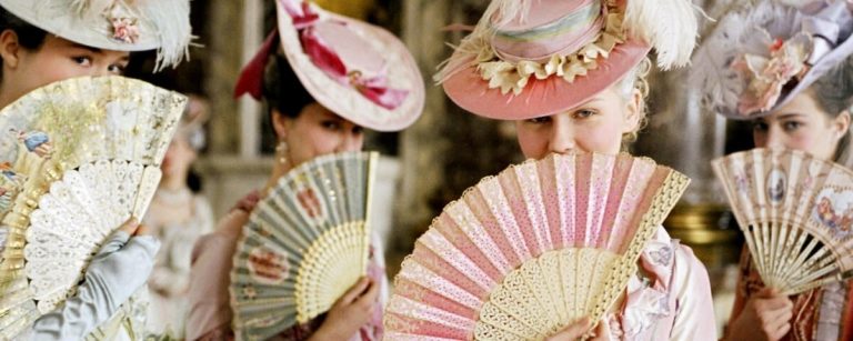 una scena del film Marie Antoinette di Sofia coppola in cui compaiono Kirsten Dunst e altre con dei ventagli in mano