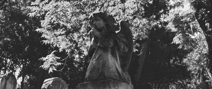 una statua di un angelo cimiteriale