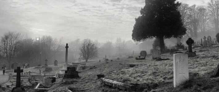 un cimitero avvolto nella nebbia