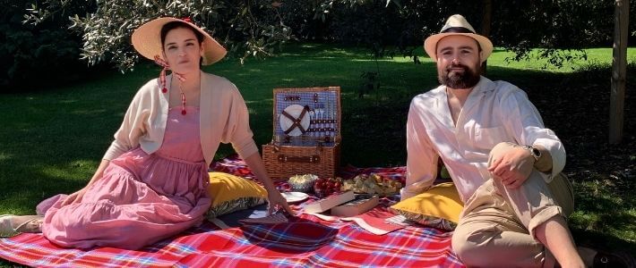 elisa e marco a un picnic