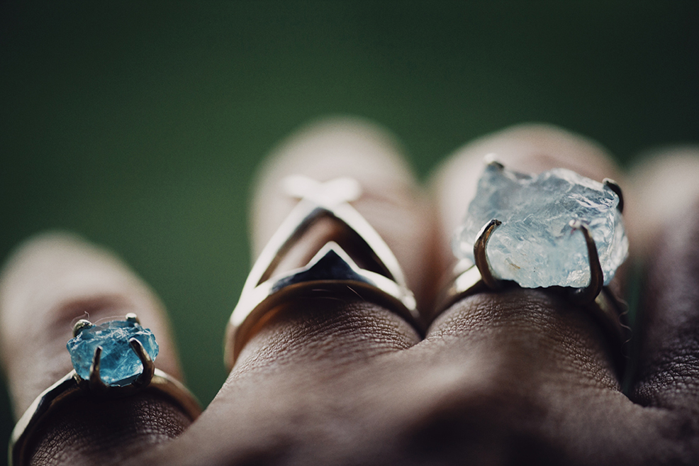 Dove portare gli anelli: il significato di ogni dito · Elisa Motterle