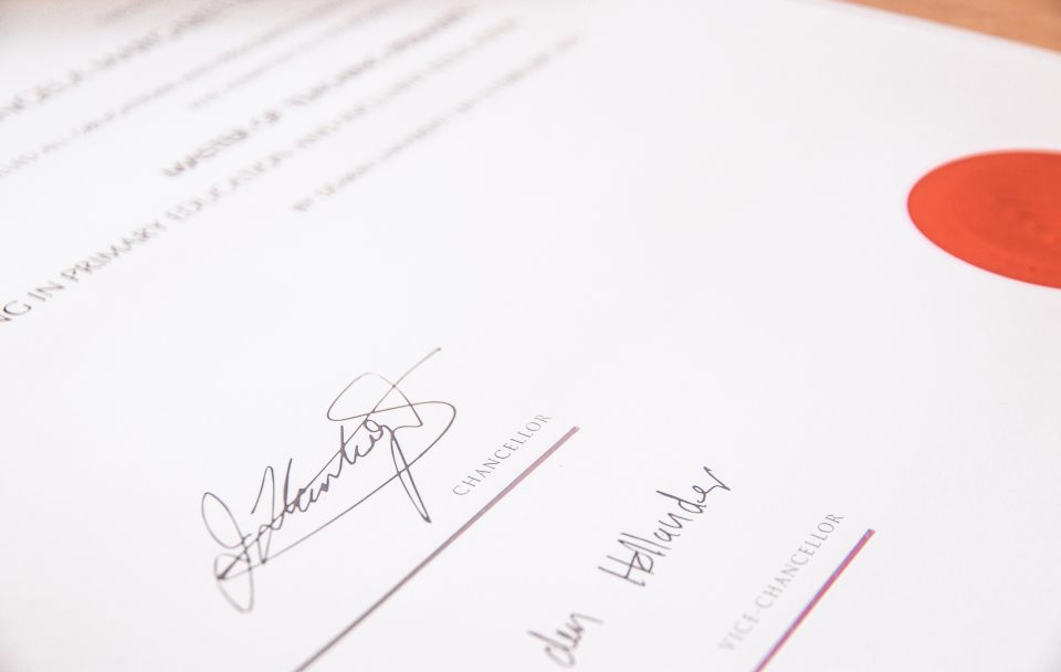 Come fare una buona firma? Le regole generali del galateo per firmare i documenti