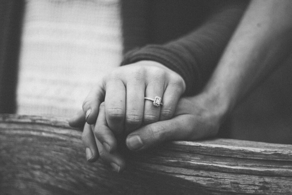 Galateo matrimonio: l'anello di fidanzamento · Elisa Motterle