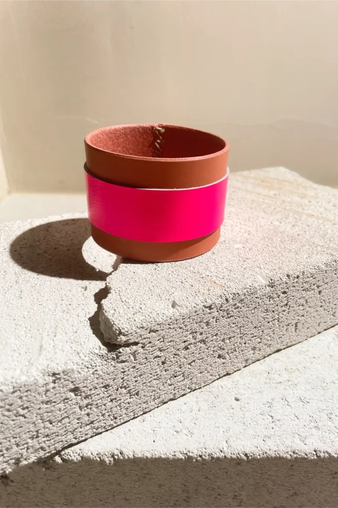 Roze leren armband The Bold met fluoroze van Elise Verdegem.