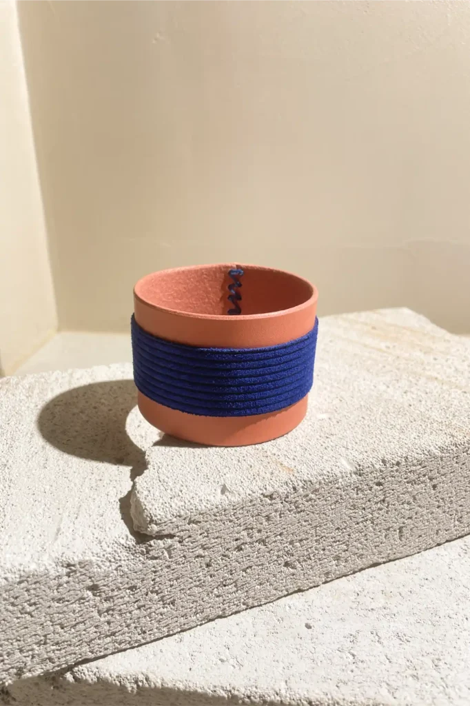 Brede roze leren armband met kobaltblauw. The Bold armband van Elise Verdegem.