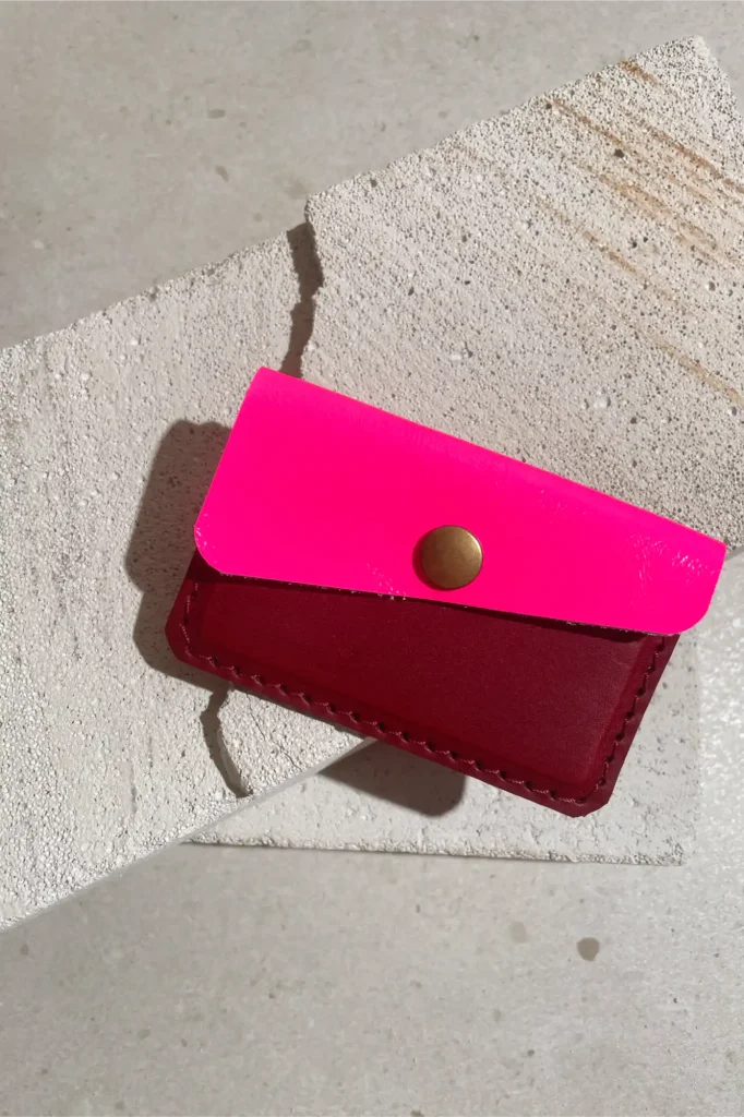 Kleine bordeaux Halle B portemonnee met fluoroze van Elise Verdegem.