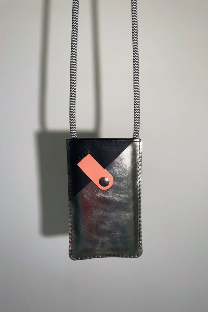 Zwart en zilverkleurig smartphonetasjes in leer uit The Cord Series van Elise Verdegem